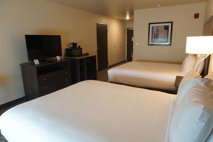 2 Queen Beds (11 of 16)