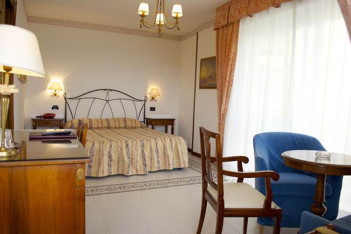 Room 5 of 102