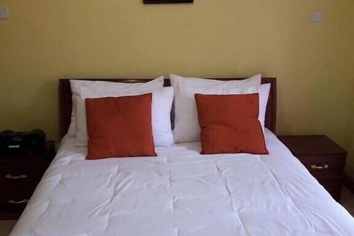 Room 4 of 8
