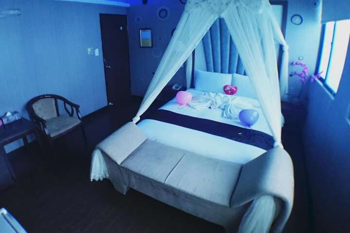 Room 13 of 34