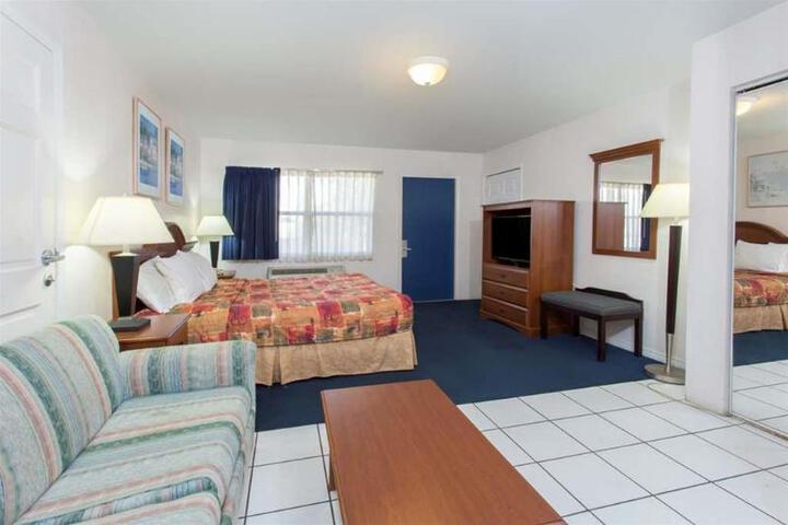 1 King Bed (3 of 9)