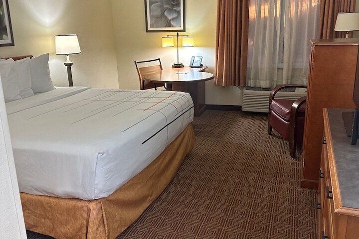 1 King Bed Courtyard View (2 of 8)
