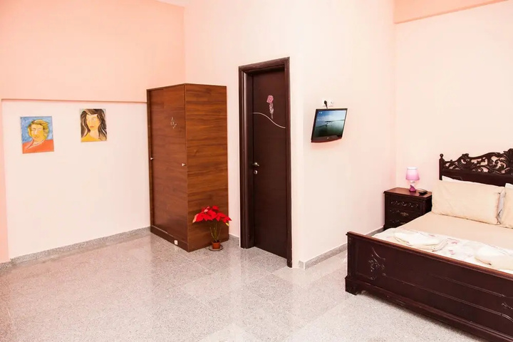 Room 4 of 10