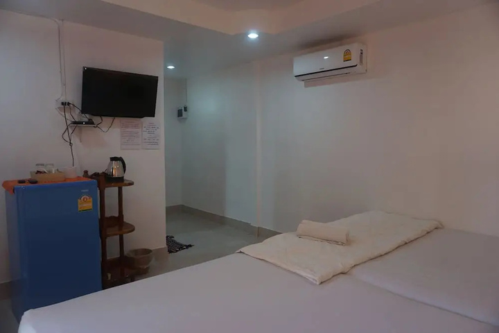 Room 6 of 14