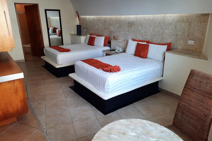 Room 5 of 100