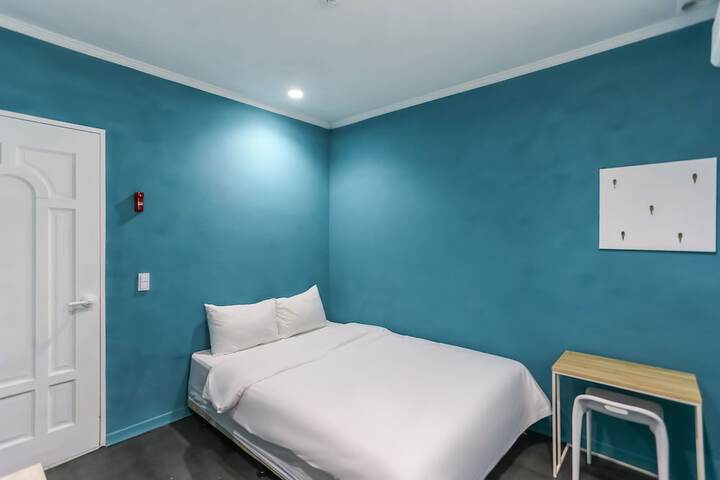 Room 6 of 32