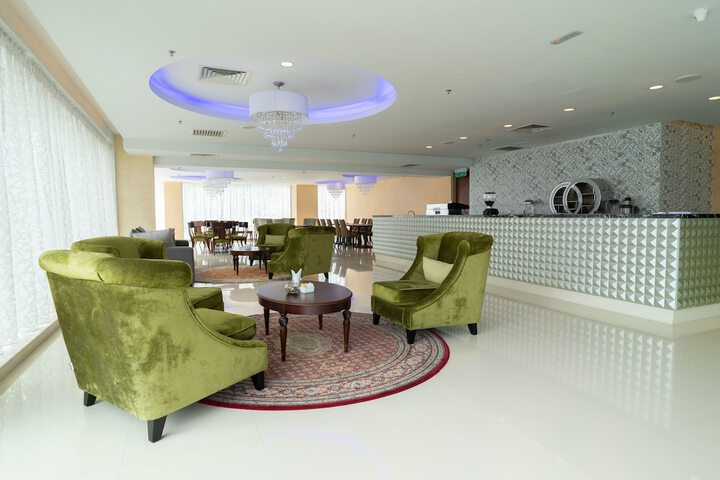 Lounge 44 of 49