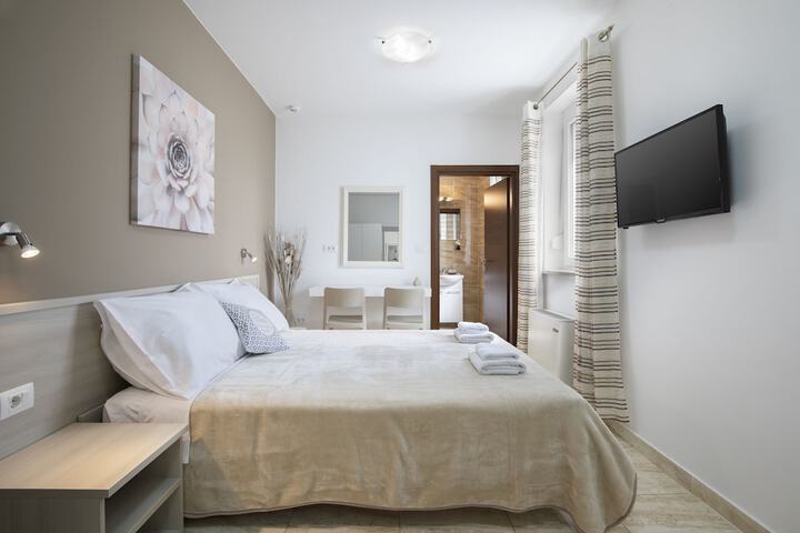 Room 12 of 186