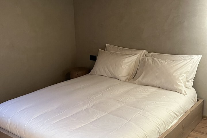 Room 4 of 93