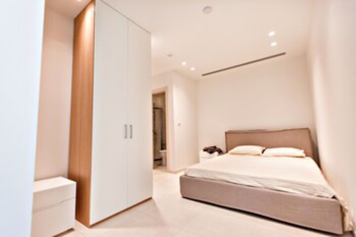 Room 9 of 32