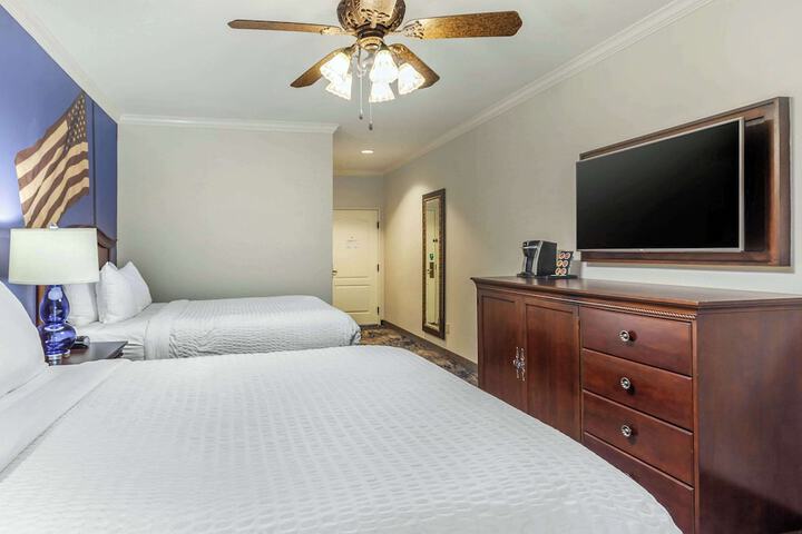 2 Queen Beds (3 of 7)