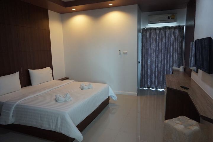 Room 11 of 28