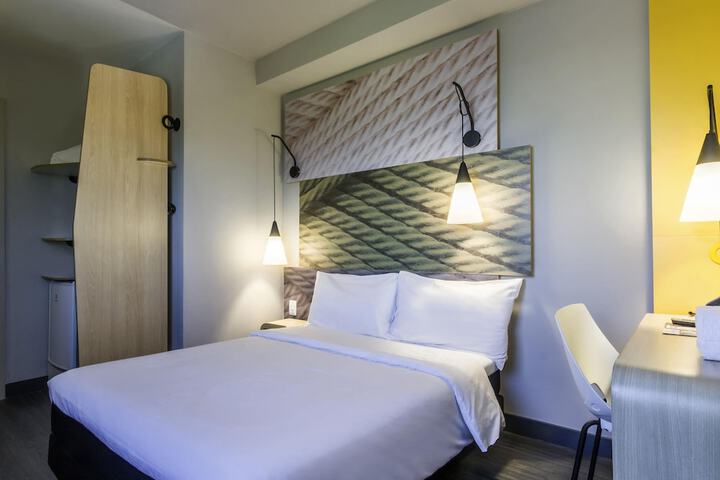 Room 13 of 33