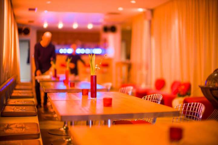 Lounge 84 of 95
