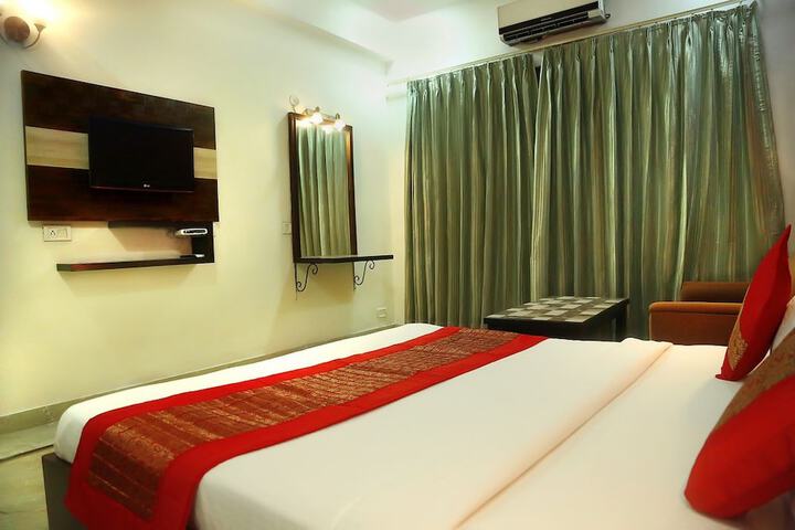 Room 2 of 10