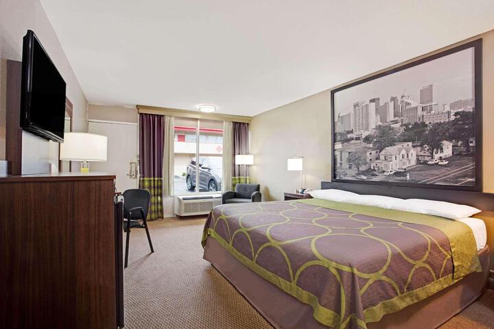 1 King Bed (4 of 8)