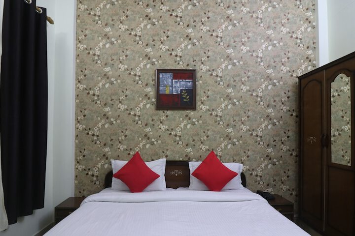 Room 13 of 32