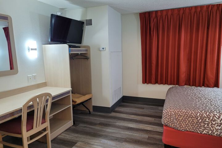 1 Queen Bed (4 of 19)