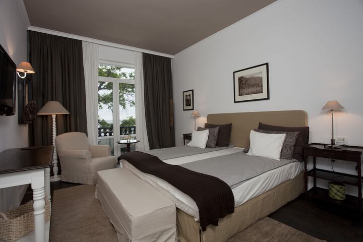 Room 3 of 39