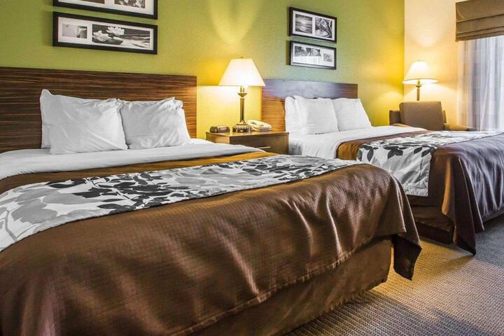 2 Queen Beds (12 of 17)