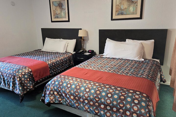 1 Queen Bed (6 of 8)