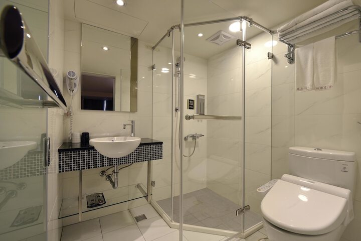 Room 32 of 41