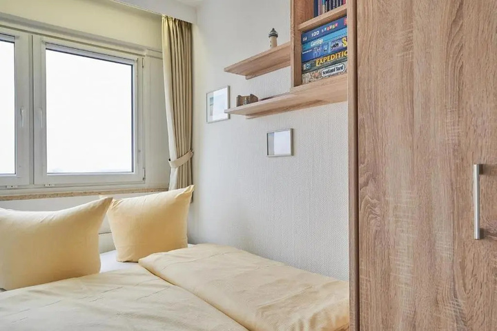 Room 6 of 18