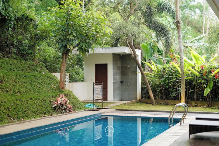 Hotel with Pool