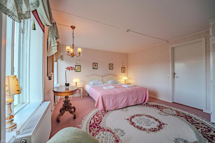 Room 42 of 148