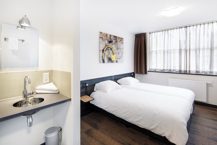 Room 5 of 16