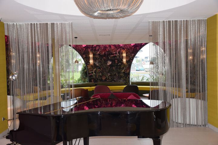 Lounge 65 of 74