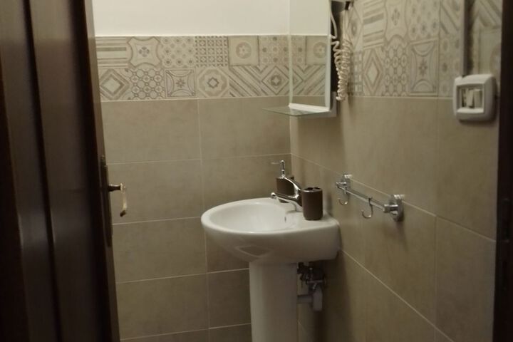 Room 5 of 17