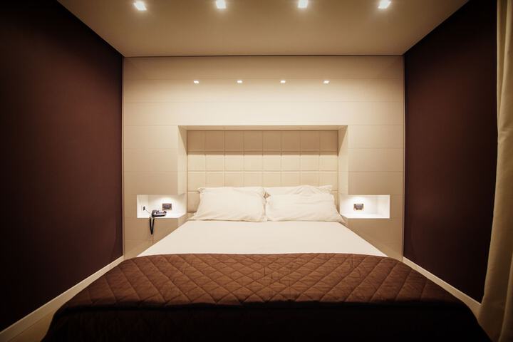 Room 8 of 99