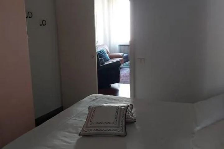 Room 6 of 12