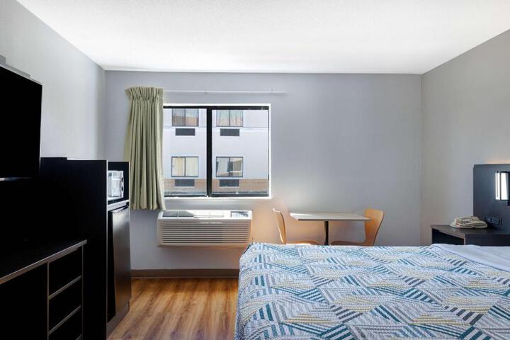 1 King Bed (4 of 10)