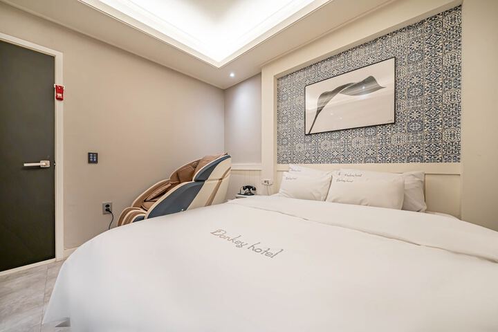 Room 12 of 38