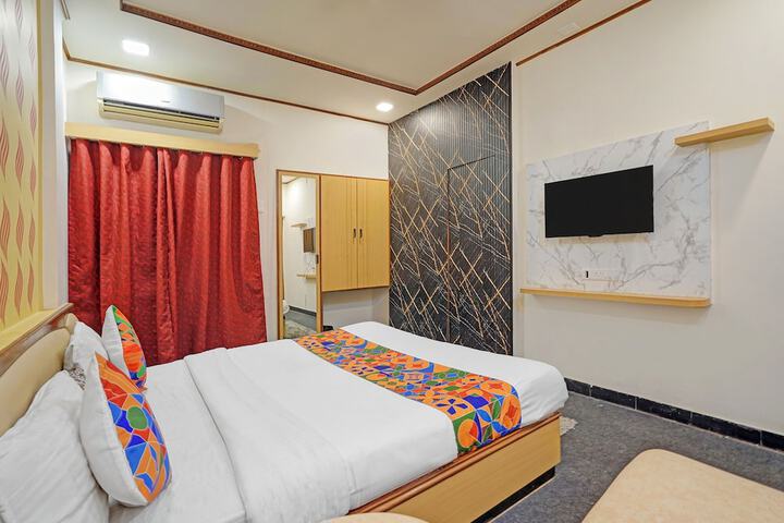 Room 11 of 28