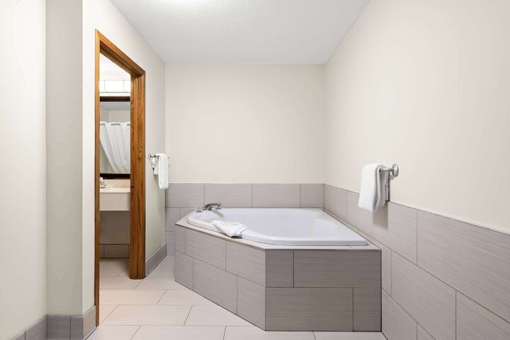 1 King Accessible Bathtub First Floor Microwave, Refrigerator WiFi Continental Breakfast (5 of 23)