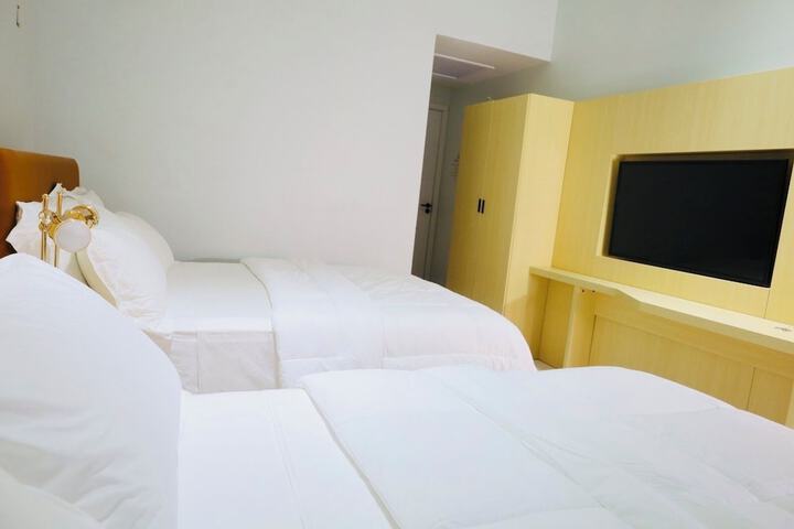 Room 12 of 33