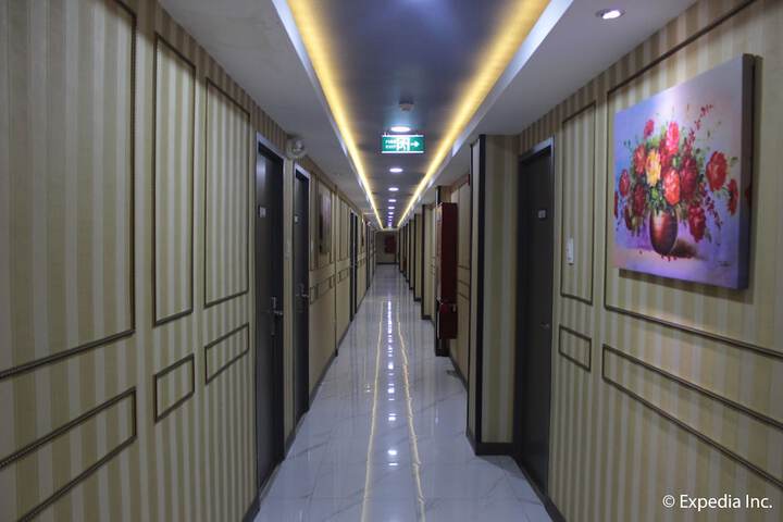 Ballroom/Hall 90 of 98