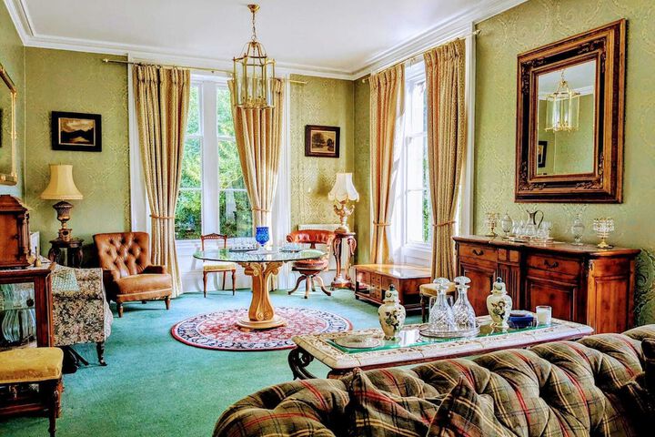 Lounge 15 of 32