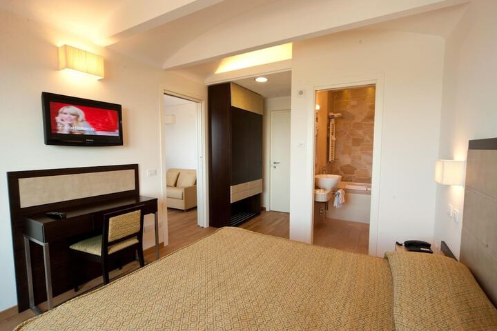 Room 6 of 80