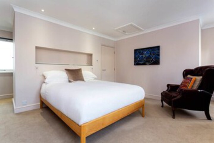Room 14 of 18
