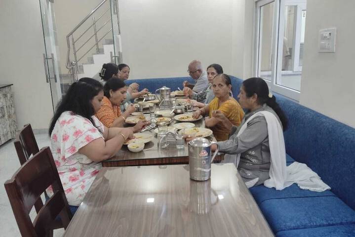 Dining 37 of 46