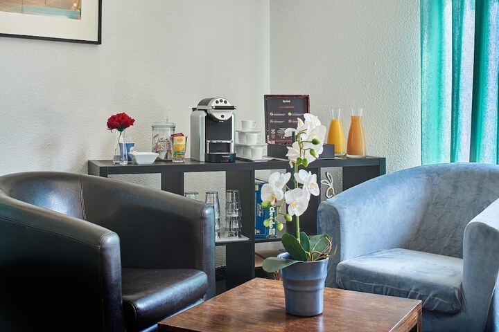 Lounge 18 of 25