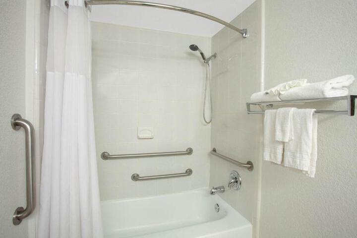 Standard Room, King or Two Doubles (4 of 7)