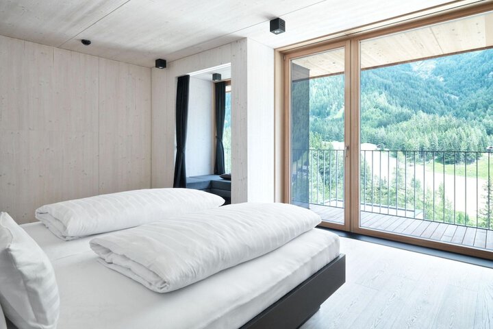 Room 3 of 47