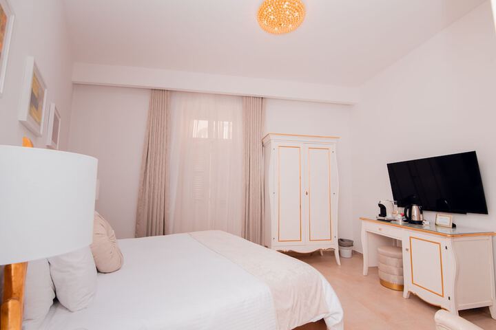 Room 33 of 77