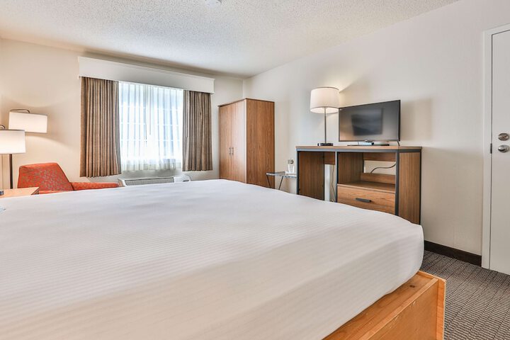 1 King Bed High Speed Internet Accessible Work Desk Coffee Maker Full Breakfast (2 of 15)