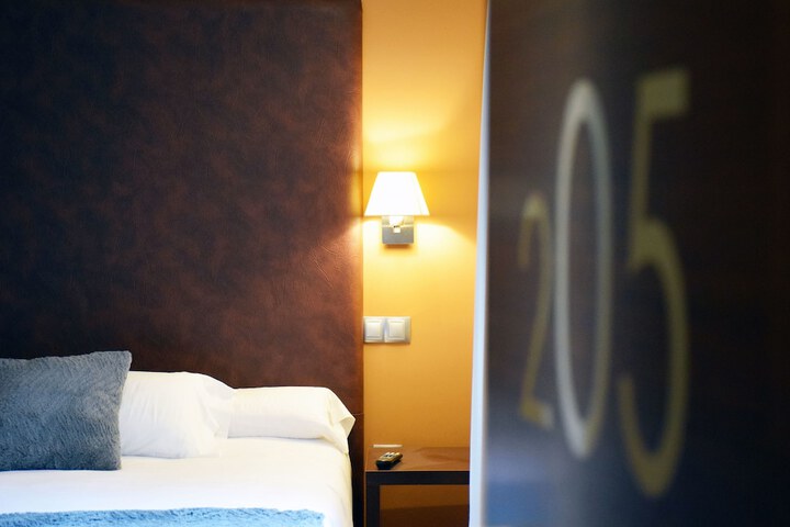 Room 8 of 11